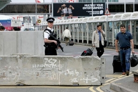 Britský ozbrojený policista na letišti Heathrow (ilustrační foto).